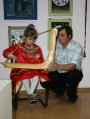 Малышка играет на традиционном инструменте "лебедь"