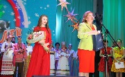 Председатель Госсовета Республики Коми Надежда Дорофеева награждает призом зрительских симпатий Ксению Мишарину за песню "Сь?л?м би"