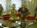 Традиционные саамские летние головные уборы (перевязки), куклы в традиционных саамских костюмах