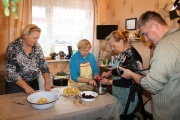 Артистки ансамбля "Röntyskä" учат съёмочную группу приготовлению винегрета rossoli