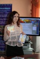 Редактор Информационного центра "Финноугория" Анна Баженова знакомит гостей с издательскими проектами