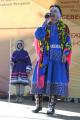 Выступает самая взрослая участница фестиваля тётя Настя из Сургутского района Югры