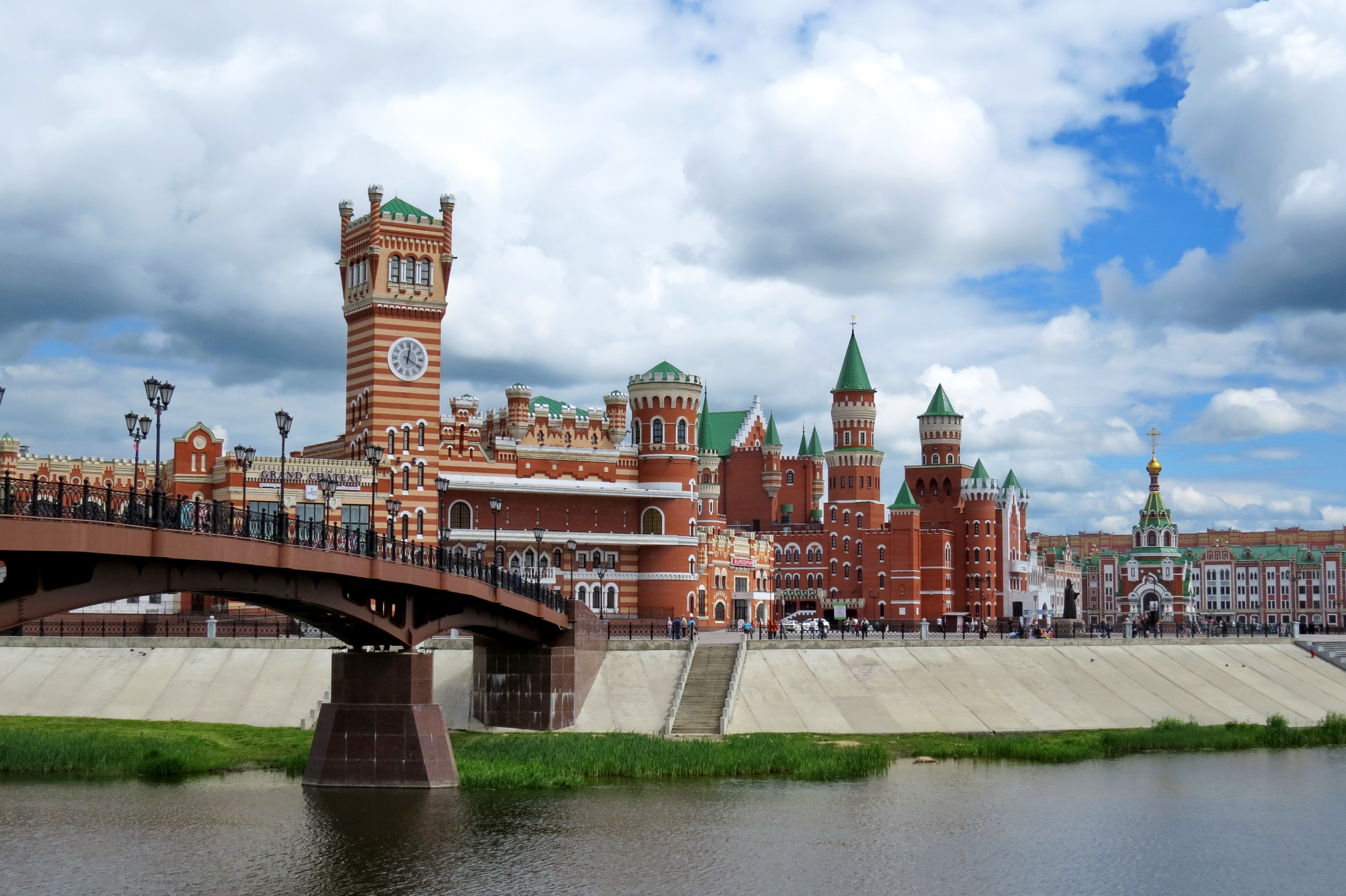 Город куда. Республика Марий Эл столица Йошкар-Ола. Йошкар-Ола достопримечательнос. Йошкар-Ола центр города. Республика Марий Эл набережная Йошкар Ола.