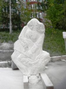 foto skulpturnyi plener Znak roda14.JPG