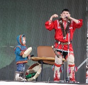 Солист  национального ансамбля танца "Сыра-сэв" Валентин Вальгамов и его сын Мирон