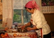 Валентина Константиновна готовит яблочный пирог по-ижорски